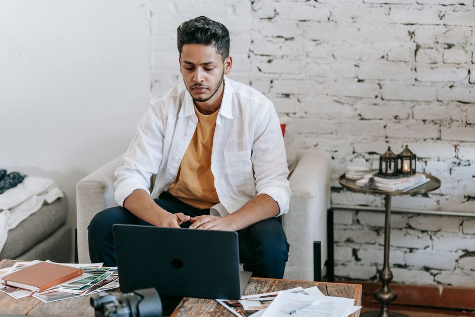 Freelance 2026 café : guide survie premier mois
